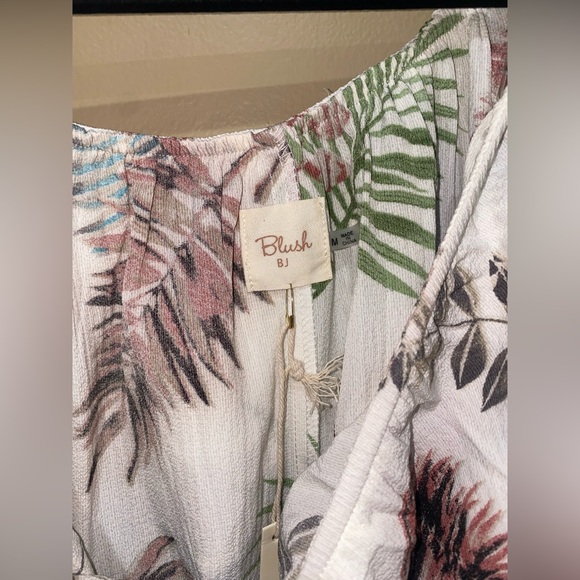 NEVER WORN* Medium beautiful open shoulder romper - Picture 5 of 6